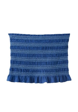 Haut bandeau en tissu smocké bleu avec des coutures zigzag blanches et un ourlet à volants en bas.