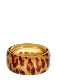 Ringen i guld- og ravfarver har en blank finish med et leopardmønster. Indersiden af ringen er mærket med 925 Ag for sølvindhold. Rund form.