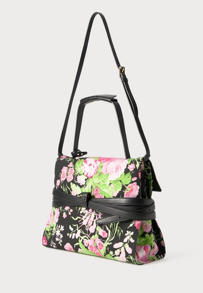 Τσάντα χειρός με μαύρο ύφασμα, διακοσμημένη με ροζ και πράσινα λουλούδια. Έχει δομημένο σχέδιο, διπλές λαβές και λεπτομέρεια από μαύρο δερμάτινο ζωνάκι.