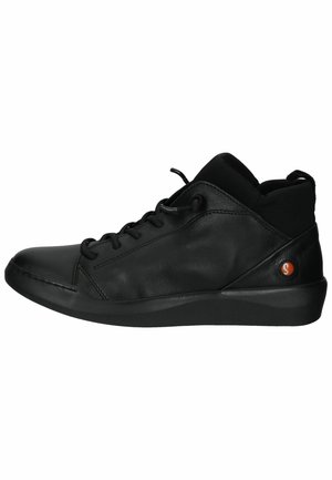 Bottines en cuir noir avec une texture lisse, bout arrondi, fermeture à lacets et col rembourré ; présente un logo orange sur le talon.