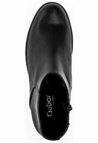 Botte de cheville en cuir noir avec un bout arrondi, texture lisse, coutures minimales et une fermeture éclair sur le côté pour un enfilage facile. L'intérieur présente un détail de logo.