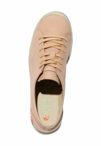 Jasnoróżowe trampki z zaokrąglonym toe, płóciennym cholewką i dopasowanymi sznurowadłami. Gumowa podeszwa z teksturowaną wkładką i subtelnym detalem logotypu.