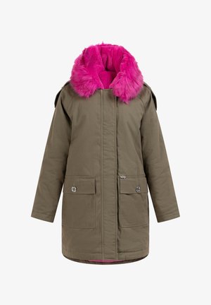 Parka vert olive avec un col en fausse fourrure rose vif, deux poches avant et des accents en métal argenté. Design de longueur intermédiaire et coupe droite.