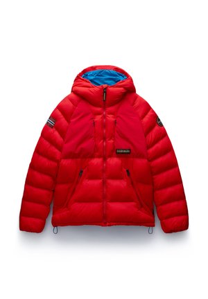 Červená zimní bunda s polstrováním, modrou podšívkou kapuce, předním zipem, zipovými kapsami a nášivkami značky na rukávech a hrudi.