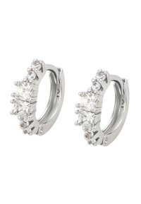 Sølvøreringe i hoop-stil med en række klare, prinsesse-slebne og runde cubic zirconia-sten, der fremhæver en poleret, glat finish.