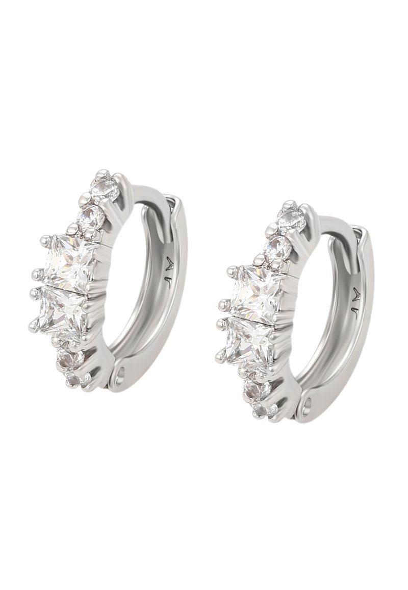 Sølvøreringe i hoop-stil med en række klare, prinsesse-slebne og runde cubic zirconia-sten, der fremhæver en poleret, glat finish.