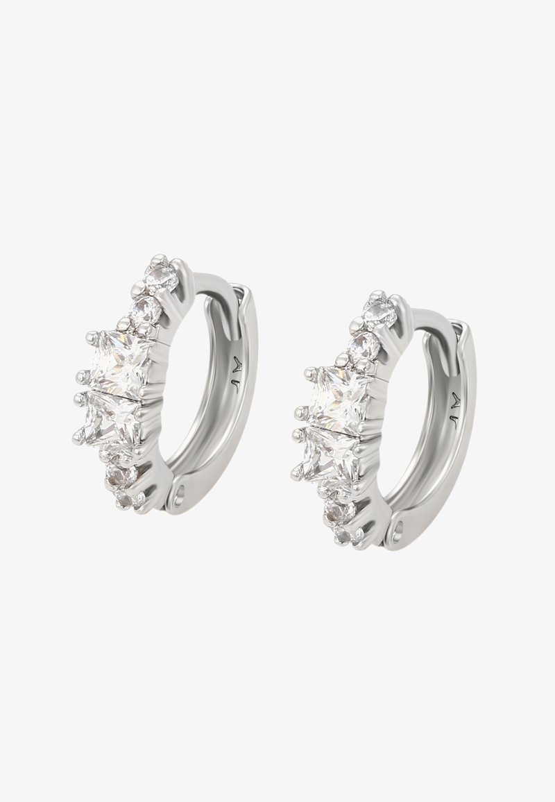 Sølvøreringe i hoop-stil med en række klare, prinsesse-slebne og runde cubic zirconia-sten, der fremhæver en poleret, glat finish.