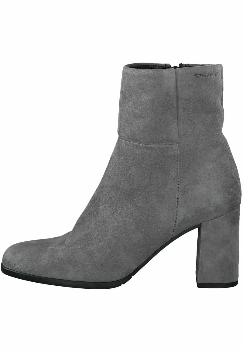 Bottine en daim gris avec talon bloc, fermeture éclair latérale et bout arrondi, conçue pour un usage décontracté ou habillé féminin.