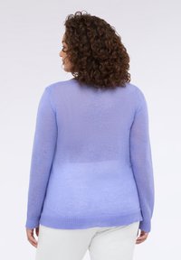 Pulover lila cu mâneci lungi, tricot texturat și un design ușor transparent. Manșete și tiv ribbed, cu o croială relaxată.