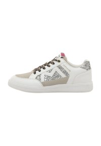 Zapatillas blancas y beige con acentos de purpurina plateada, ante texturizado y cordones estampados. Presentan una punta redondeada y una suela de goma blanca.