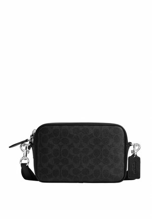 Bolso bandolera de cuero negro con patrón sutil en relieve, herrajes plateados, correa ajustable y etiqueta de cuero con marca adherida.