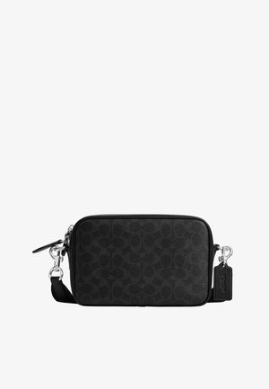 Zwarte leren crossbodytas met subtiel reliëfpatroon, zilverkleurige hardware, verstelbare schouderriem en een bevestigd leren merklabel.
