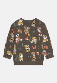 Rjava dolgosleeve majica s kapuco, ki vsebuje vzorce risanih živali, vključno s psi in lisico, z mehkimi materiali ter rebrastimi manšetami in robom.