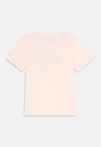 Lyserød kortærmet t-shirt lavet af bomuld, med rund hals og en glat, blød tekstur. Enkelt design uden mønstre eller accenter.