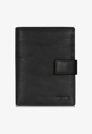 Czarny skórzany portfel o teksturowanym wykończeniu, w kształcie prostokąta, z zapięciem na klamrę i wytłoczonym logo w prawym dolnym rogu.