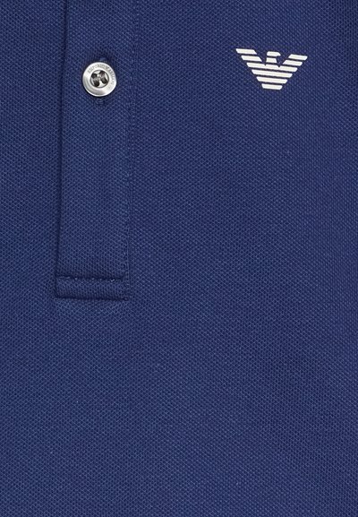 Polo de color azul marino, de tela texturizada, con cuello de botones y un logo de rayas blancas en el pecho. Material de mezcla de algodón.