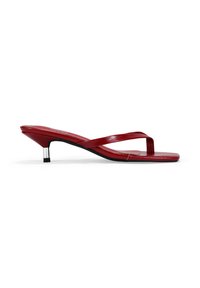 Sandalias de tacón de charol rojo con un diseño abierto y delgado en la punta, con correas cruzadas y un tacón bajo acentuado con metal.
