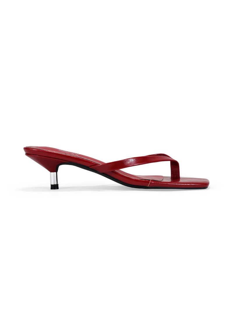 Sandalias de tacón de charol rojo con un diseño abierto y delgado en la punta, con correas cruzadas y un tacón bajo acentuado con metal.