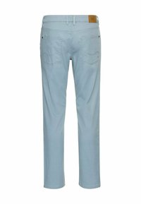 Jasnoniebieskie dżinsy z prostym krojem, z dwoma tylnymi kieszeniami i skórzaną łatką na pasku. Gładka struktura, casualowy design.