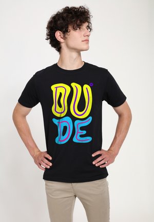 Sort bomulds T-shirt med fed, farverig tekst "DUDE" i gul, pink og blå. Korte ærmer, rund halsudskæring, afslappet pasform.