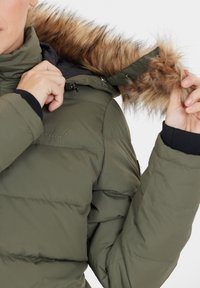 Olivenfarvet pufferjakke med en aftagelig brun faux fur hætte, med lynlås lukning og ribbede manchetter for ekstra varme.