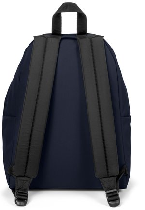 Mochila azul marino con correas de hombro negras acolchadas, un asa en la parte superior y textura de tela suave. Cuenta con correas ajustables y bolsillos laterales.