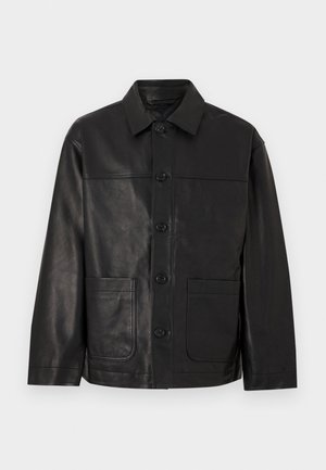 Svart lærjakke med knapper, krage og to store fremre lappelommer, vist mot en enkel lys bakgrunn.