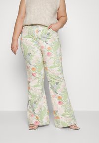 Pantalones de pierna ancha con estampado floral que presentan diseños vibrantes en rosa, azul y verde sobre un fondo claro, confeccionados con una tela suave y ligera.