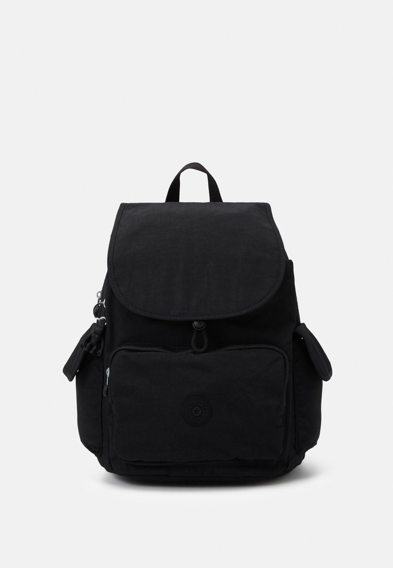 Sac à dos noir en tissu résistant, avec une fermeture à rabat, une poche zippée à l'avant, des poches latérales et une poignée de transport sur le dessus.