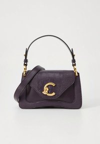 Lila Handtasche mit strukturierter Oberfläche, goldenen Beschlägen und einem markanten Logoakzent. Verfügt über einen kurzen Griff und einen verstellbaren Schulterriemen.