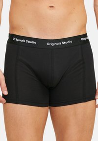 Schwarze Boxershorts aus einem weichen, dehnbaren Stoff. Verfügt über einen flexiblen Bund mit "Originals Studio" Logo und unterstützenden Nähdetails.