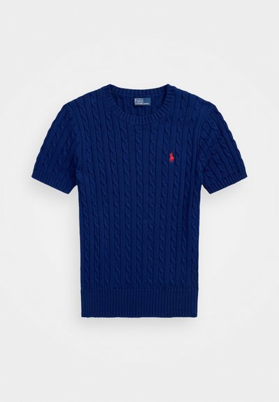 Ναυτικό μπλε κοντομάνικο πλεκτό πουλόβερ με μοτίβο καλωδίωσης, ραμμένο λαιμό και τελείωμα από λάστιχο. Διαθέτει μικρό κόκκινο κεντημένο λογότυπο στο στέρνο.