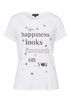 Biały T-shirt z krótkim rękawem z czarnym i srebrnym napisem "life is happiness looks fantastic on you" oraz rozrzuconymi srebrnymi kropkami.