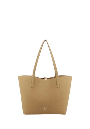 Beige grote tote bag met twee schouderbanden en een kleine gesp sluiting bovenaan in het midden, gestructureerd oppervlak en subtiel logo vlakbij de onderkant.