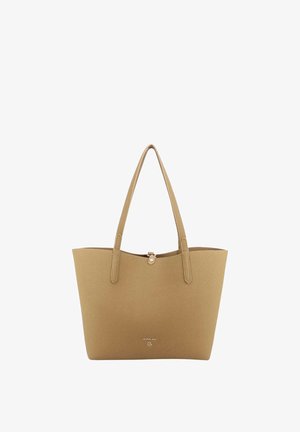 Beige grote tote bag met twee schouderbanden en een kleine gesp sluiting bovenaan in het midden, gestructureerd oppervlak en subtiel logo vlakbij de onderkant.