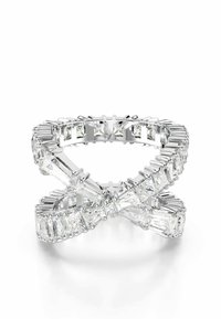 Anillo de plata retorcido que presenta múltiples grandes piedras rectangulares y cónicas claras con un acabado pulido y un intrincado engaste de garras.