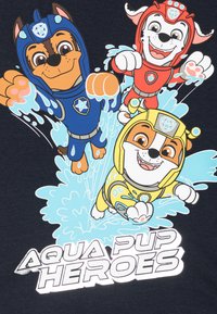 Cani cartoon blu, rossi e gialli in attrezzatura acquatica schizzano attraverso l'acqua, con il testo "Aqua Pup Heroes" in lettere bianche in grassetto.