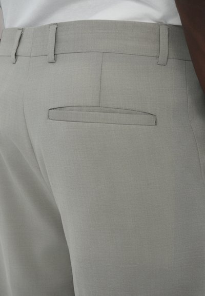 Ανοιχτό γκρι κομμένα παντελόνια με λεία υφή, διακοσμημένα με έναν διακριτικό καρό, ραμμένες λεπτομέρειες τσέπης και θηλιές ζωνών.