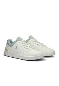 Witte sneakers met een gladleren bovenwerk, lichtblauwe mesh accenten, geperforeerde details en een gedempte oranje accent op de hak.