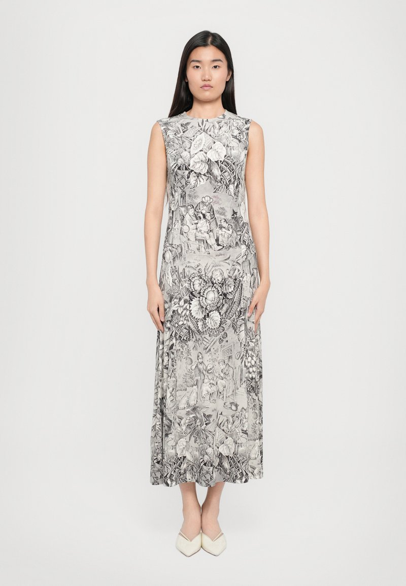 Rochie maxi fără mâneci în imprimeu floral alb-negru, cu ilustrații complexe; fabricată dintr-un material moale, prezintă o croială lejeră și un design fluid.