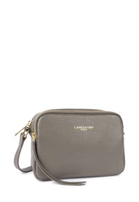 Borsa a tracolla grigia in pelle con superficie testurizzata, hardware dorato, chiusura con zip e tracolla regolabile. Logo impresso sul davanti.