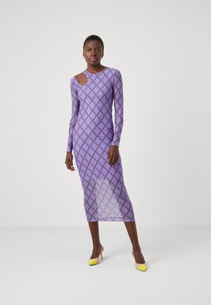 Lila Langarmkleid mit einem Rautenmuster und schwarzen Akzenten, Ausschnittdetails an der Schulter und einer figurbetonten Passform.