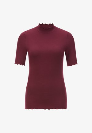 Bordeaux kortærmet top med høj flæset hals, ribbet tekstur og scalloped kanter på ærmer og kant. Tætsiddende design.