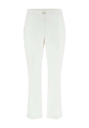 Witte, op maat gemaakte broek met een voorste plooi en een smalle riem met een kleine gouden gesp aan de tailleband.