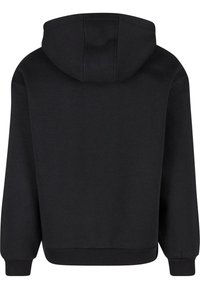 Sudadera negra con capucha ajustable, mangas largas y puños de canalé. Textura suave con un diseño liso y sin logotipos ni patrones visibles.