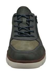 Dunkelgrau und olivgrüne lässige Sneaker mit marineblauen Schnürsenkeln, seitlichem Reißverschluss, braunen Akzenten und weißer Sohle, von vorne betrachtet.