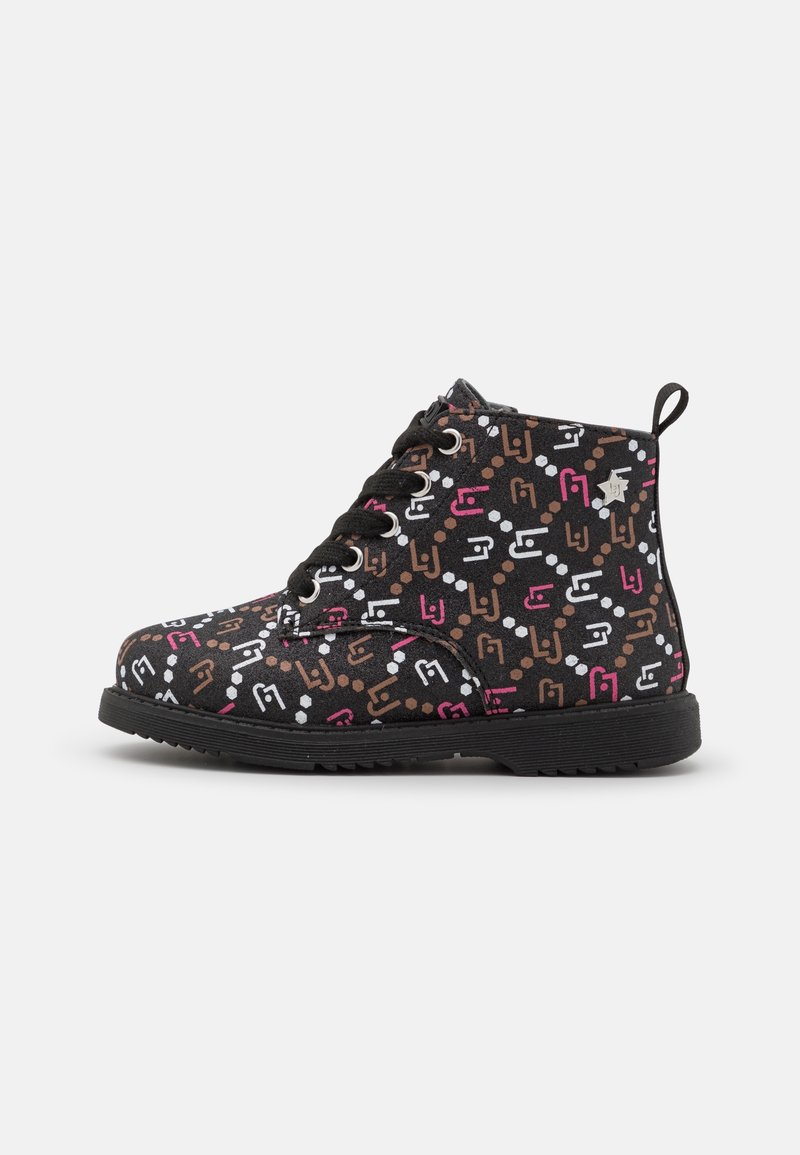 Bottine noire à lacets avec des motifs abstraits colorés en marron, rose et blanc, avec un petit emblème étoile près du talon.