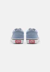 Sneakers in suede blu con un design a low-top, suole in gomma bianca e logo Vans rosso sul tallone. Presentano cuciture semplici e una texture morbida.