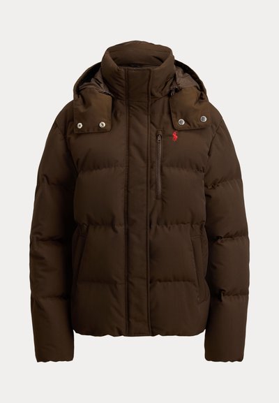 Veste matelassée marron à capuche avec col montant, poche poitrine zippée, poches latérales et logo rouge brodé sur la poitrine gauche.