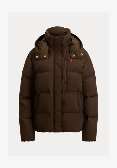 Veste matelassée marron à capuche avec col montant, poche poitrine zippée, poches latérales et logo rouge brodé sur la poitrine gauche.